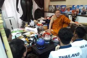 Sư Phra lại làm phép cho đoàn thể thao Thái Lan