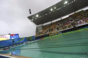 Đã tìm ra nguyên nhân nước hồ bơi Olympic chuyển màu