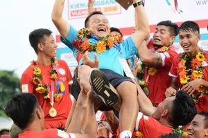 TP.HCM nhận cúp vô địch hạng nhất: Mưa trời, mưa gôn và cúp vàng