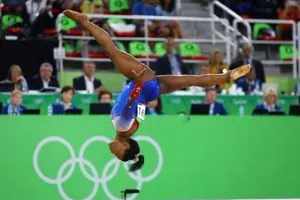 Phelps và Ledecky về, đến lượt Biles làm 'khuynh đảo' đấu trường Olympic
