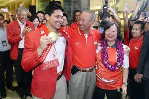 Schooling dùng tiền thưởng HCV Olympic để trang trải nợ nần