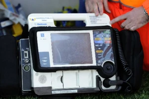 Thiết bị cứu sống cầu thủ đột quỵ trên sân