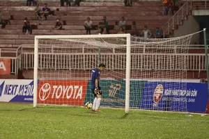 Có cần thiết kỷ luật nội bộ thủ môn Minh Nhựt?