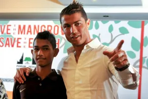 Con trai nuôi Ronaldo thành cầu thủ chuyên nghiệp