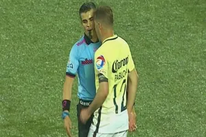 Trọng tài đình công vì xử nhẹ cầu thủ