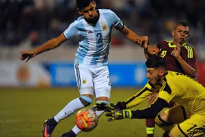 Cầu thủ Argentina đến VN kịch tính như phim hành động