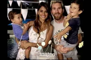 Messi 'vờn' fan cuồng ở Singapore