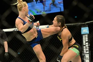 Cú head kick “ngàn thu vĩnh biệt” của Holm