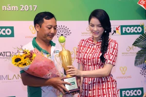 Người đẹp Lý Nhã Kỳ thanh lịch trao cúp