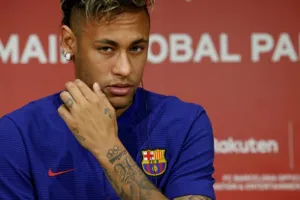 Neymar xin lỗi vì cãi lời bố để đến PSG