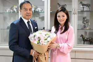 Thái Lan bất ngờ chia tay 2 nữ trưởng đoàn xinh đẹp