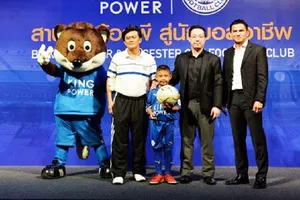 Kiatiasak qua châu Âu hành nghề