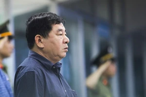 Tổ trọng tài yếu gặp 'cạ cứng'