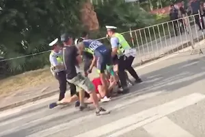 Một cuarơ TQ cư xử bạo lực với đồng nghiệp Thụy Sĩ