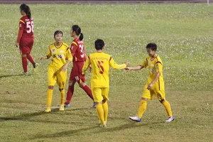 Xem hai 'bà chị' tương tàn