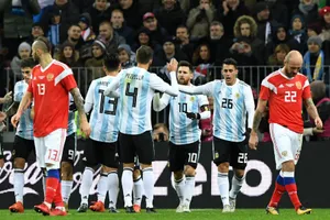 Messi chơi hay, Aguero ghi bàn thế việt vị ở Moscow?