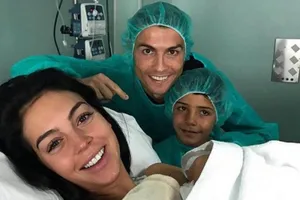 Ronaldo khoe con... 'danh chính ngôn thuận' đầu tiên