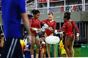 Bác sĩ đối mặt án tù 40 năm vì lạm dụng cả đội TDDC Mỹ