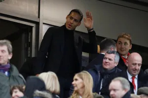 Van Dijk hãy nhìn Vardy ghi bàn, Ibra lại chấn thương