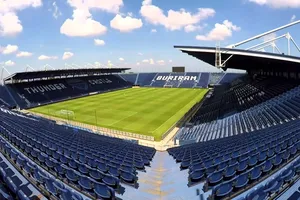 Gã nhà giàu Buriram bán sân cho hãng... bia