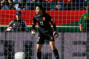 'Đóa hồng thép' Trung Quốc chờ tuyển Việt Nam tại Đức