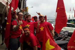 Tây - Ta ở Đà Lạt, Hội An xuống đường ủng hộ U-23 VN