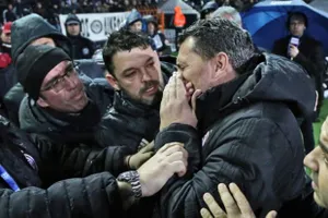 HLV trưởng bị đánh nhập viện, trận đấu bị hoãn