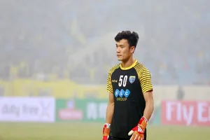  Bùi Tiến Dũng 2 lần vào lưới nhặt bóng ở Yangon