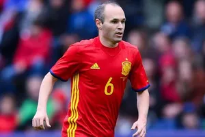 Loại Chelsea, Iniesta đến Trung Quốc… săn tiền