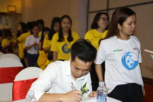 Văn Toàn mặc áo ‘sữa VP’ nhận thưởng ‘sữa Nuti’