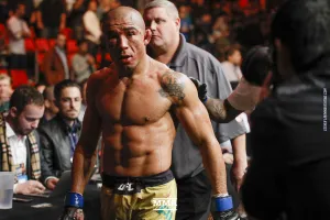 Không giải quyết được ở UFC kéo sang MMA