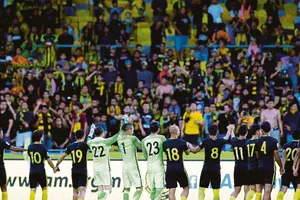 Ở kịch đáy, Malaysia tìm 'kèo thơm' giải hạn