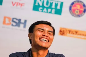 HLV Tài Em phấn khích với trận thắng đầu V-League 