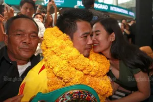 Cuộc tình 'mì gói' của nhà VĐTG quyền Anh Thái Lan kết thúc