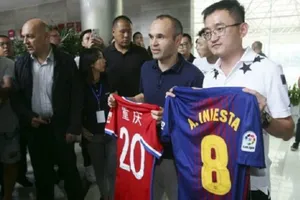 Iniesta bắt đầu “quái”