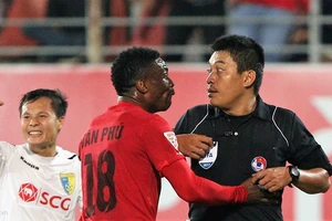 Trọng tài Nguyễn Hiền Triết bắt trận Hà Nội - HA Gia Lai