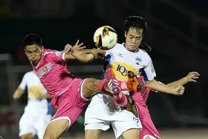 Văn Toàn “không lối thoát” trên sân Thống Nhất