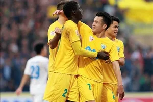 Thầy trò HLV Phan Thanh Hùng 'sụp' ngay tại Cẩm Phả