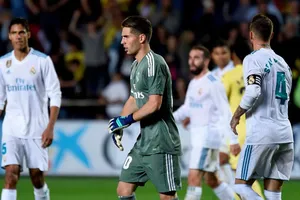 Zidane dùng 'ô dù' cho con trai