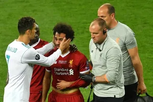 Salah về quê hương Ramos chữa chấn thương