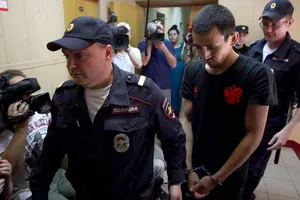 Tài xế lao xe vào đám đông… xin lỗi