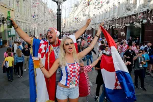 CĐV Anh và Croatia tưng bừng mở hội ở Moscow