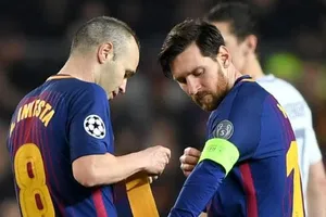 Cuối tuần này Iniesta đá J-League 1 cùng Podolski