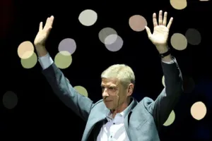 Wenger trở chứng, Oezil đến Đông Nam Á