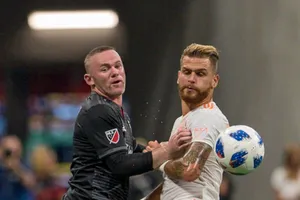 Đội của Rooney thua sấp mặt
