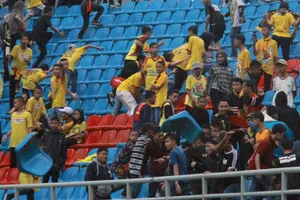 Đội nhà thua, CĐV phá sân Asiad