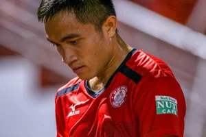 Sầm Ngọc Đức đá ‘triệt hạ’ rồi khóc lóc, ăn năn