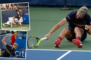 Đập gãy vợt, Benoit bị phạt gấp đôi số tiền thưởng