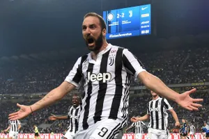 'Lùng bùng' với Ronaldo, Higuain đến AC Milan?