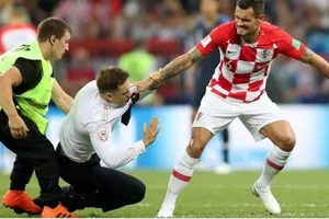 Chung kết World Cup 2018, Lovren xin lỗi Pussy Riot
